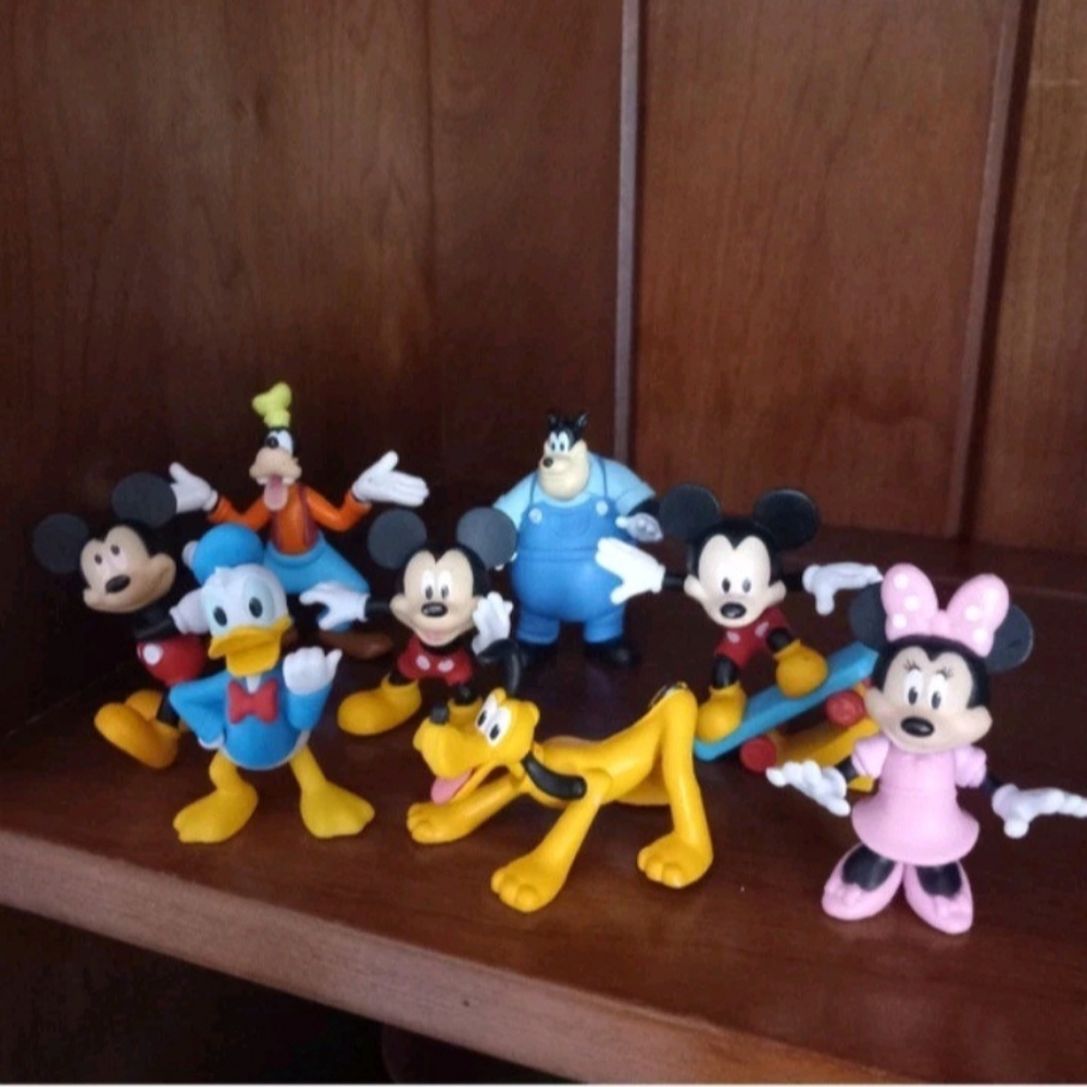 Disney Mickey & Friends Mini Plastic Toy Figurine 8 Pc Set